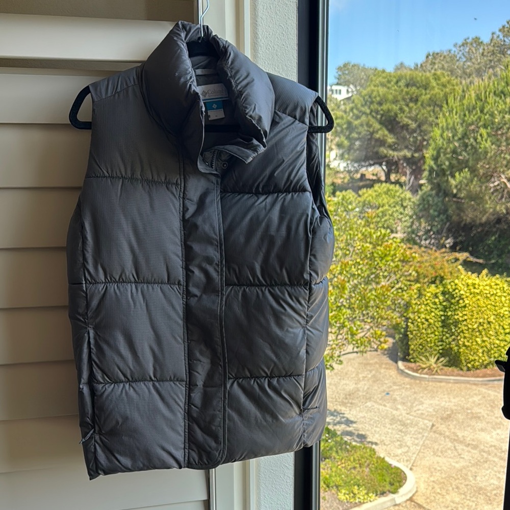Columbia Gray Puffer Vest! 🩶